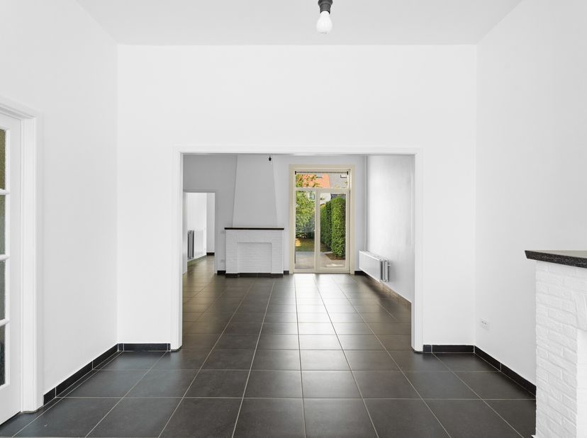 Welkom in deze verrassend ruime woning, waar comfort en potentieel hand in hand gaan.&lt;br /&gt;
De woning beschikt over inkomhal die meteen een gevoel van