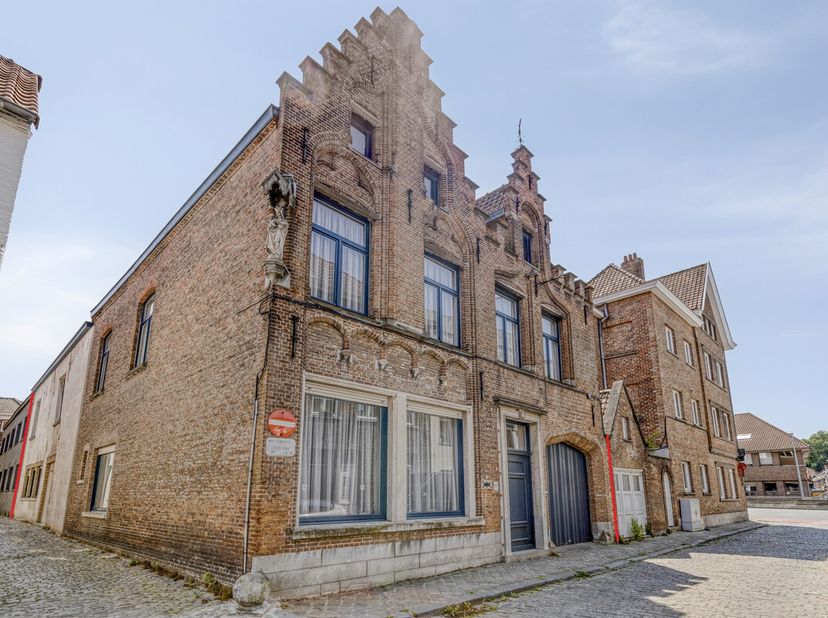 Deze hoekwoning, gelegen in de Korte Lane in Brugge, is uniek dankzij haar goed bewaarde erfgoedwaarde. De woning straalt authenticiteit en karakter u