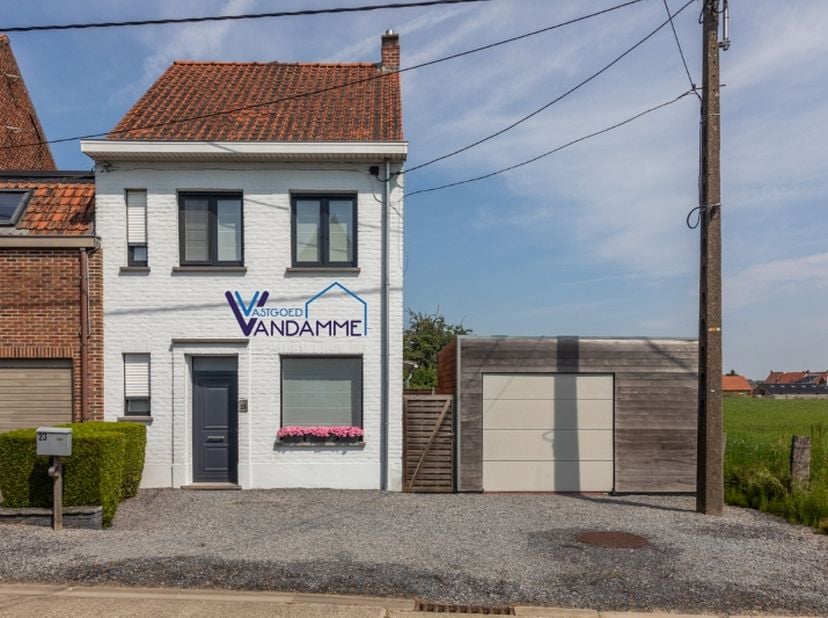Landelijk gelegen, halfopen woning met 3 slaapkamers, tuin en garage (elektriciteit goedgekeurd).