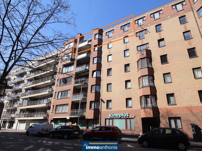 Dit appartement is instapklaar, lichtrijk en gelegen in het centrum!&lt;br /&gt;
&lt;br /&gt;
Het omvat een inkom-/nachthall, een living die aansluit op het terra