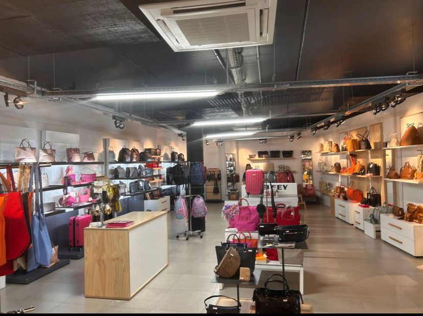 Commercieel pand, gelegen in de gekende Galerie What &lt;br /&gt;
( zie plan UNITS E+ F). &lt;br /&gt;
De oppervlakte bedraagt 306 m². &lt;br /&gt;
De maandelijkse huur
