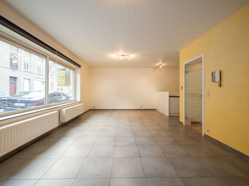 In het centrum van Diksmuide bevindt zich dit gezellige en ruime appartement van 120 m², op wandelafstand van de Grote Markt, winkels en openbaar verv