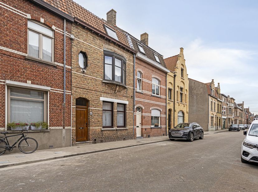 Près de la Kruispoort (le long de la célèbre Brugse-Mettenstraat) à Sint-Kruis, dans le centre de la périphérie de Bruges, cette surprenante maison à