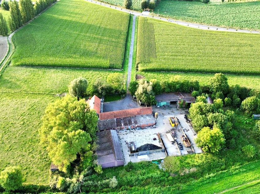 TOPGELEGEN (rustig doch genietend van een vlotte bereikbaarheid) HOEVE met privé-toegangsdreef op 2,25 HECTARE, PRACHTIG OPEN ZICHT! Grote HOEVE besta