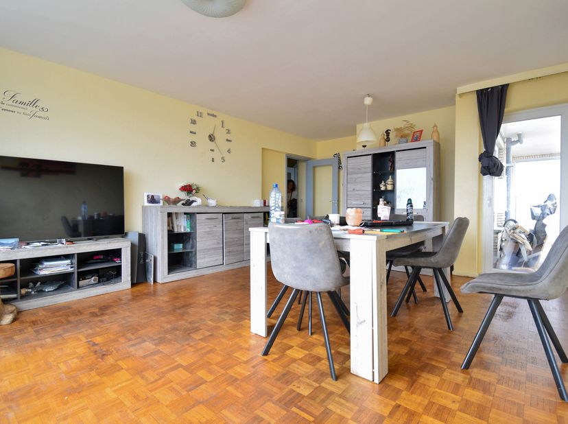 TRIOR Jette vous propose ce lumineux appartement de +-80m²,  2 chambres avec grande terrasse de +-18m² exposée OUEST. L&#039;appartement est composé comme