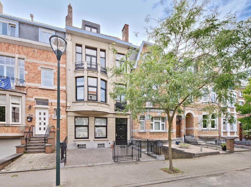 Proche de toutes commodités, très belle maison familiale disposant de beaux espaces. Beau hall d&#039;entrée, grand living de +/-50 m². Jolie cuisine bien