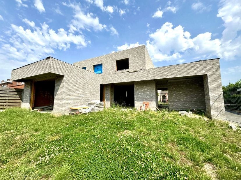 Deze halfopen bebouwing gelegen in het rustige Tiegem is de ideale kans voor wie een woning volledig wilt afwerken naar wens en smaak.&lt;br /&gt;
De perfec