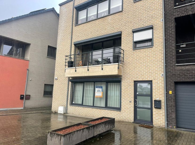 Dit ruim en gezellig gelijkvloers appartement vinden we terug op de Heerstraat te Pelt. Het appartement beschikt over een bewoonbare oppervlakte van m