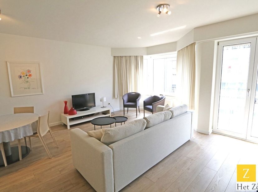 Te huur op jaarbasis : gemeubeld appartement in een recent gebouw met zijdelings zeezicht. Centrale ligging vlakbij het Driehoeksplein. Indeling : moo