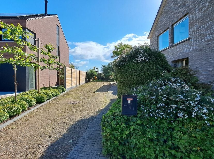 Ruime gezinswoning met 5 slaapkamers en 2 badkamers, in half open bebouwing en landelijk gelegen. Deze goed onderhouden woning is gelegen op een perce
