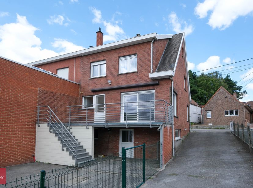 Inkomhal, toilet, ruime living, vernieuwde keuken, 3 slaapkamers, badkamer (bad + douche), zolder, kelder (bovengronds) met wasruimte en voorraadkelde