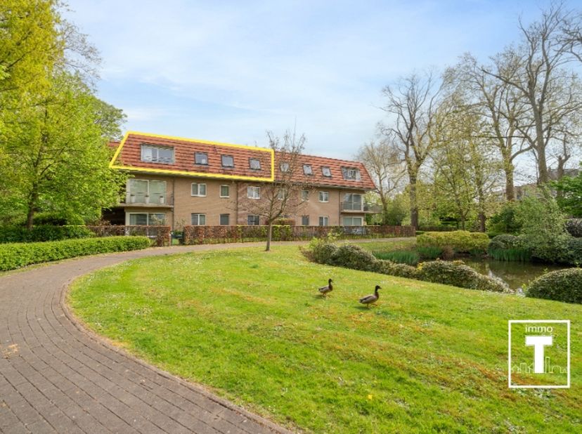 We treffen dit ruime appartement (126 m²) in een zeer rustige en door groen omringde residentie. Gelegen op een uiterst bereikbare ligging door de aan