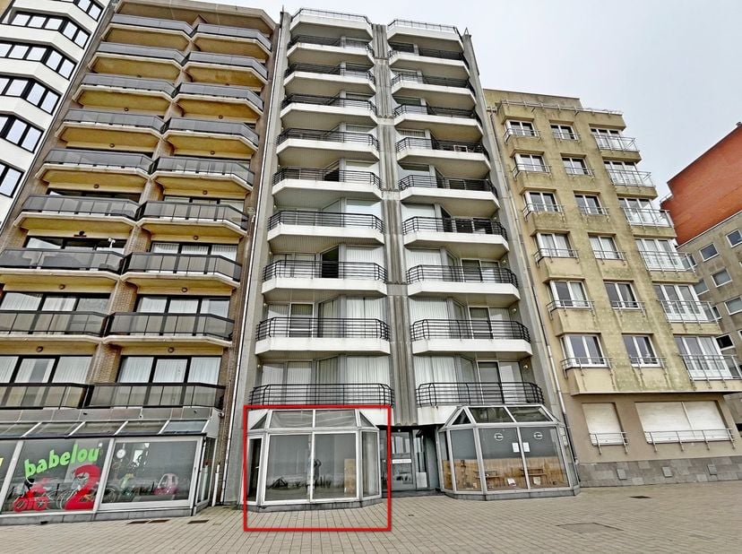Ce spacieux local commercial, situé sur la Koning Ridderdijk à Westende, offre d&#039;excellentes possibilités pour un magasin ou d&#039;autres activités commer