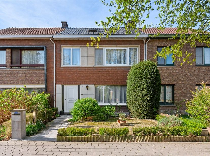 Op te frissen ééngezinswoning (157m²) met 3 slaapkamers, aangelegde tuin en garage met staanplaats op Top locatie in Kontich! &lt;br /&gt;
Ligging: Gelegen