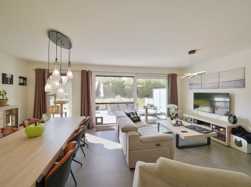 Cherchez-vous un appartement prêt à emménager avec beaucoup d&#039;espace, une grande terrasse et un agencement pratique ? Alors cet appartement vaut certa