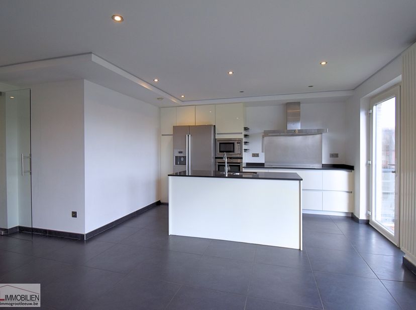 Immo Groot Leeuw presenteert u dit prachtige, lichtrijke appartement met een moderne afwerking gelegen op het tweede verdiep van een klein appartement