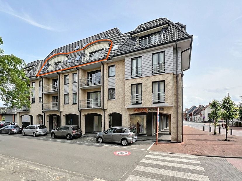 Ontdek dit verzorgd, lichtrijk en energiezuinig appartement, gunstig gelegen in het centrum van Maldegem. Dankzij de praktische indeling en de interes