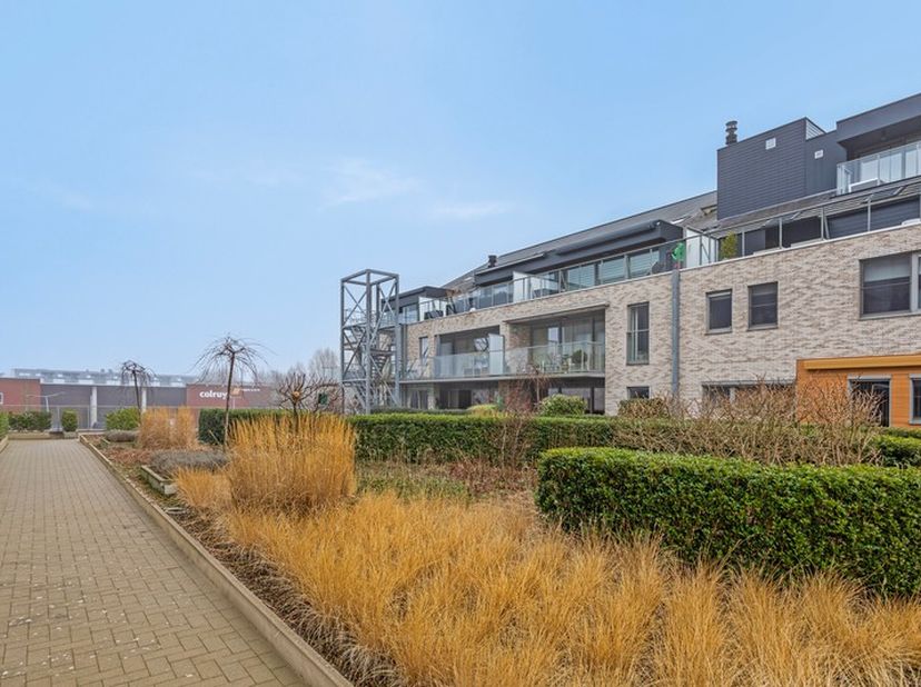 Bent u op zoek naar een ruim, modern, energiezuinig en uitstekend onderhouden appartement? Dit instapklare appartement, gelegen in het hart van Ninove