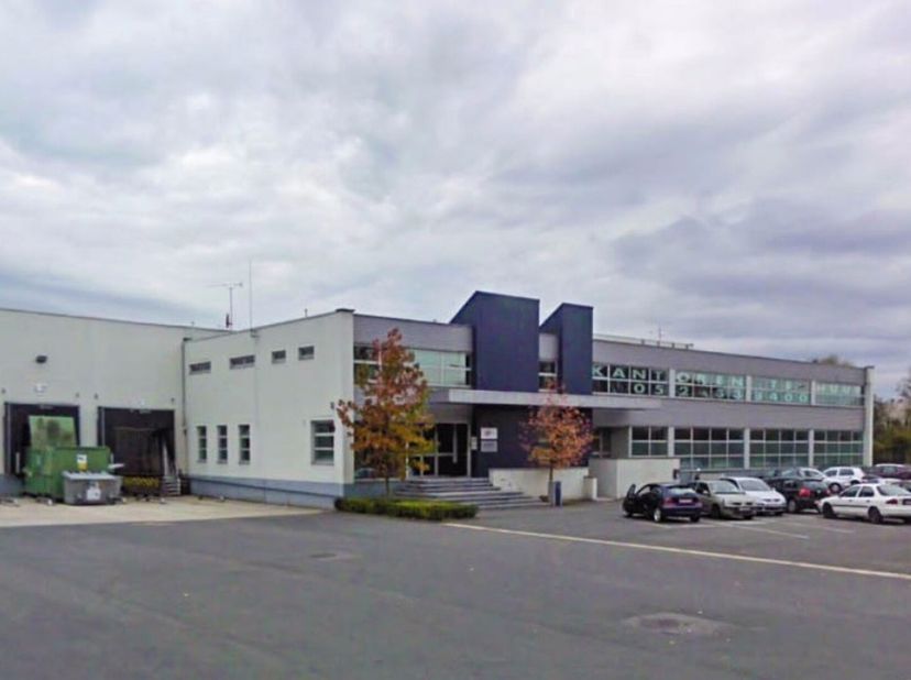Magazijn te huur in Bornem, een unieke kans voor logistiek succes op een (zicht)locatie. Dit magazijn, gunstig gelegen nabij Antwerpen en Brussel, com