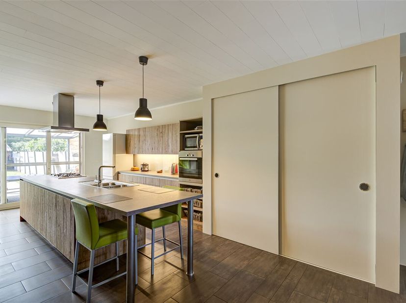 Deze energiezuinige, gerenoveerde woning is gelegen nabij het centrum van Nijlen. Op de gelijkvloerse verdieping bevindt zich een ruime leefruimte met
