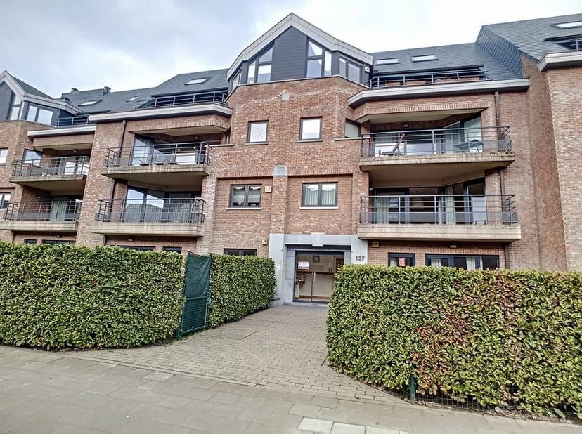 Appartement spacieux (106m² selon PEB) avec 2 chambres à coucher et box de garage situé au 1er étage d&#039;un immeuble résidentiel à Stockel. &lt;br /&gt;
&lt;br /