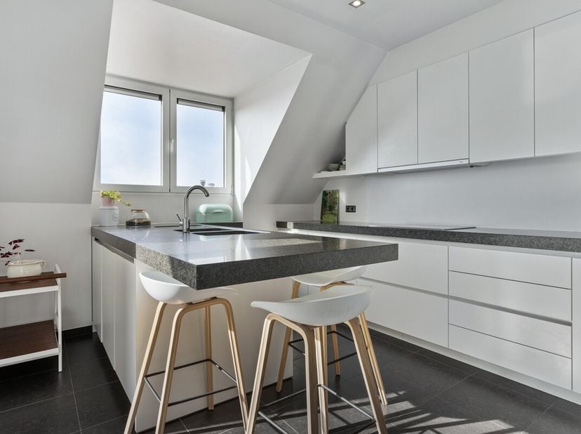 Ce charmant appartement en duplex de deux chambres bénéficie d&#039;un emplacement privilégié, à quelques minutes à pied de la gare. Il est prêt à emménage