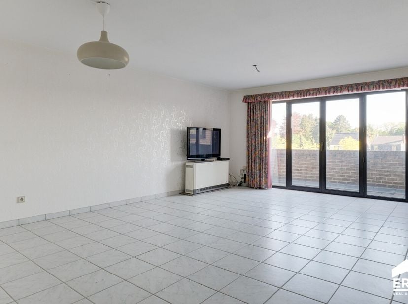 Comfortabel ingericht appartement met 2 slaapkamers en terras. Gelegen in het gezellige centrum van Kermt-Hasselt.Voor meer informatie ga naar https:/