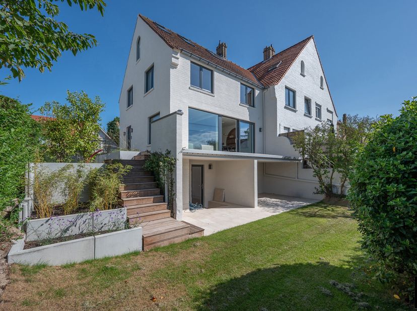 Ontdek deze volledig vernieuwde koppelwoning, ideaal gelegen in het prachtige Duinbergen, op slechts enkele minuten wandelen van de kustlijn en het st
