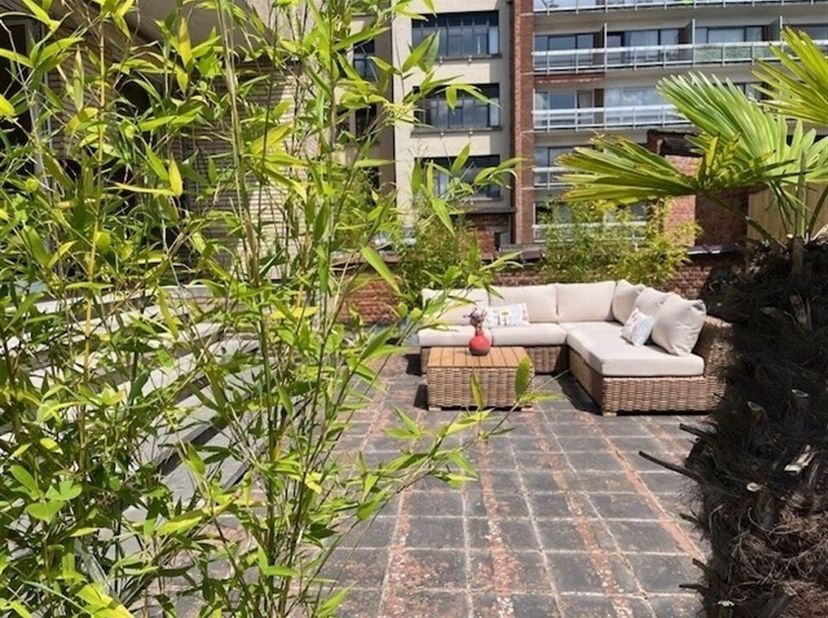 IMMO ID vous propose en exclusivité ce superbe appartement 3 chambres de près de 206 m2 (surface PEB) avec grande terrasse situé, dans un bel immeuble