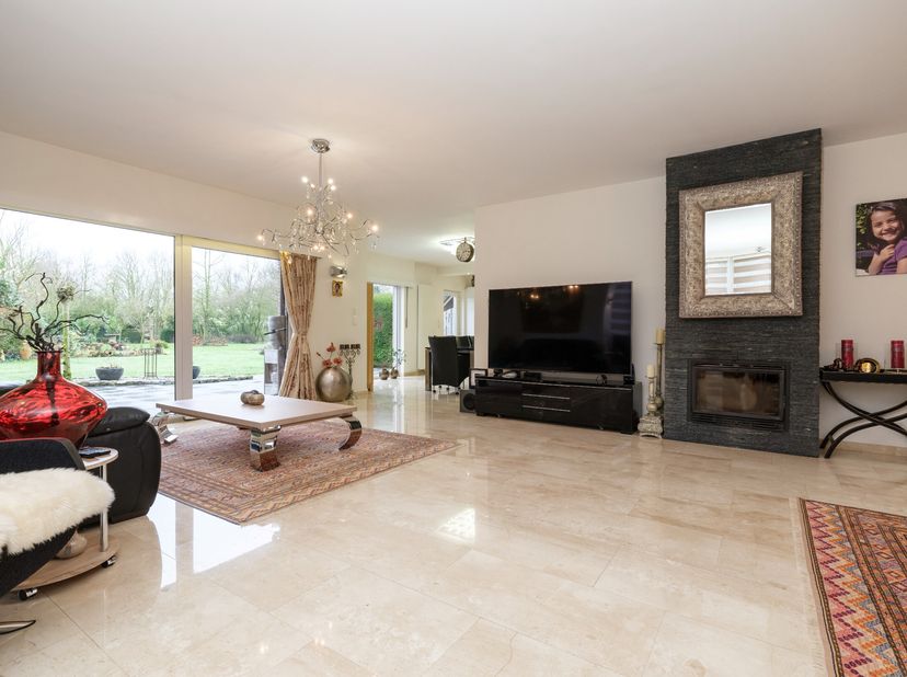Woning gelegen te Meer op een boogscheut van op en afrit E19 (Antwerpen-Breda), op een west georiënteerd perceel van ca. 5.447 m²&lt;br /&gt;
Deze woning is