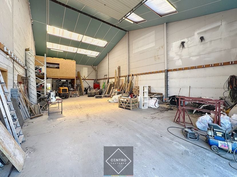 Magazijn (200m2) met bureel, berging, toilet en buitenterrein (Circa 250m2) op ambachtelijke zone te Blankenberge! &lt;br /&gt;
&lt;br /&gt;
AFWERKING:&lt;br /&gt;
Maga