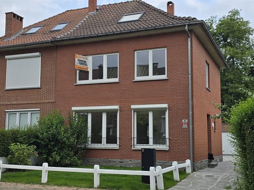 Ontdek deze prachtig gerenoveerde en lichtrijke woning, ideaal gelegen in een rustige en residentiële wijk in Zaventem. Dit is een unieke kans voor ee
