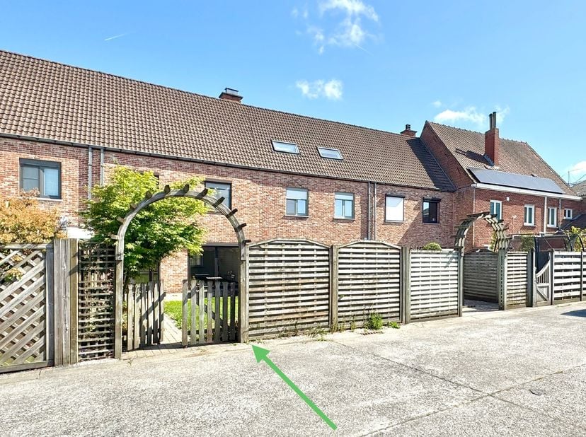 Instapklare eengezinswoning op centrale locatie met goede verbindingen; Indeling: inkom met traphal, apart toilet met handwasser; Berging met waterver