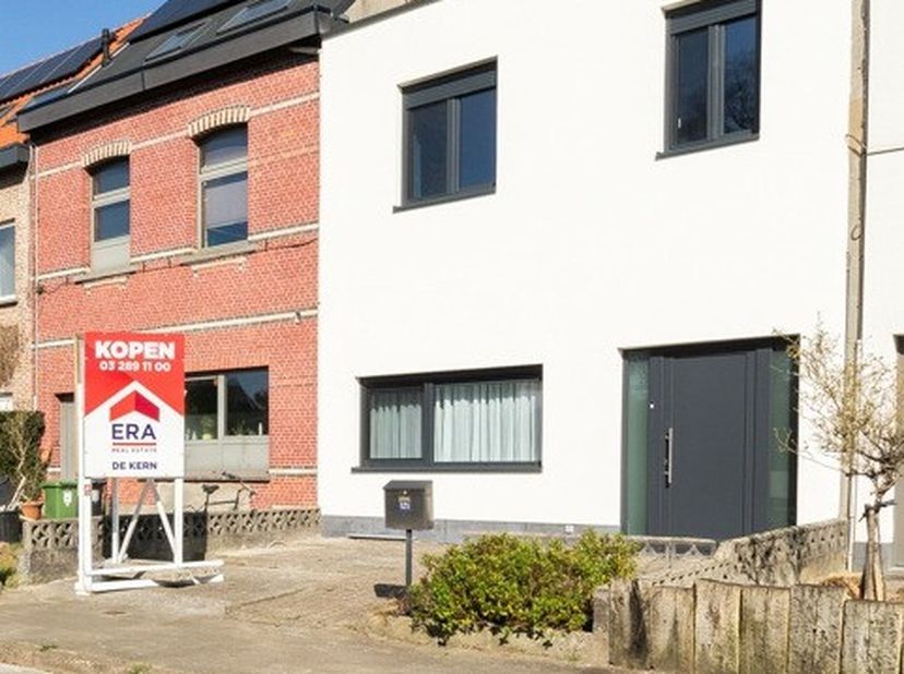 Deze goed onderhouden woning is gunstig gelegen vlakbij het station van Hove, scholen en bussen. Een grote troef is dat de lokale handelaars (bakkerij