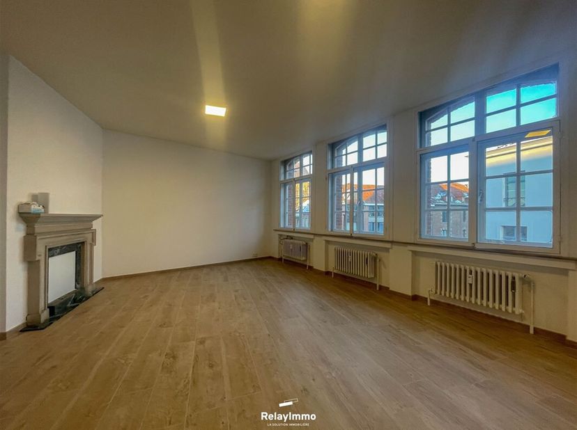 Prachtig appartement met 2 slaapkamers in het centrum van Doornik, op een boogscheut van de Grote Markt!&lt;br /&gt;
Bestaande uit:&lt;br /&gt;
Inkomhal, grote li