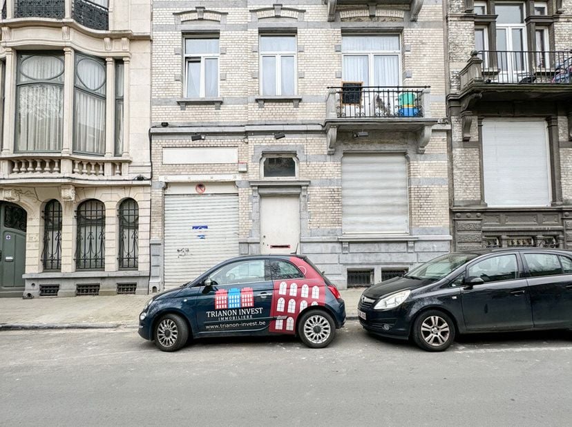 Dans un quartier en plein essor, proche de la gare du Midi, découvrez ces espaces ateliers et bureaux répartis sur 3 niveaux. Soit au rdc, large ateli