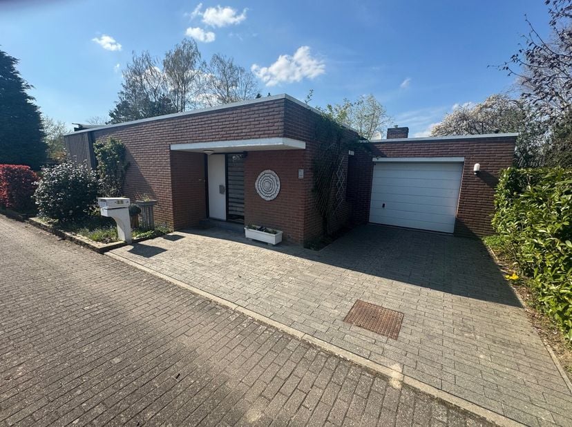 Maison de plain-pied à vendre  Situation calme dans une rue en cul-de-sac (Tervuren) Terrain : 5a 19ca |  3 chambres |  1 salle de bain |  Bureau sépa