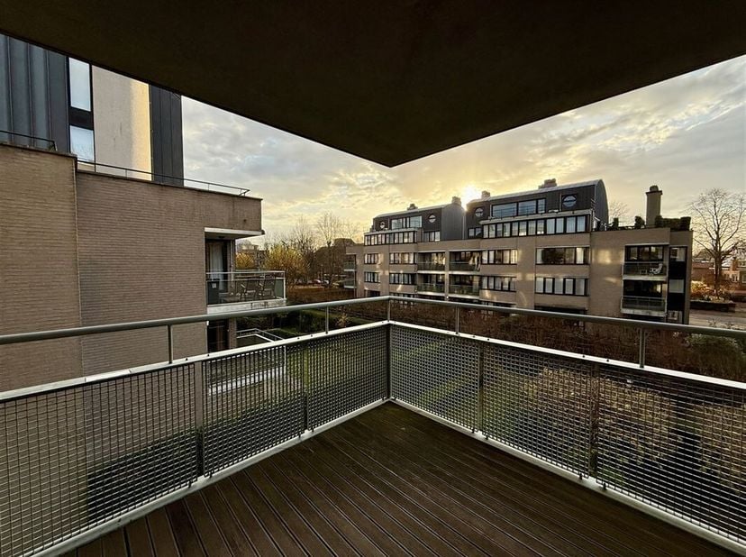 Dans un endroit très central mais calme à Mortsel, nous trouvons cet appartement de 3 chambres à coucher magnifiquement rénové avec une place de parki