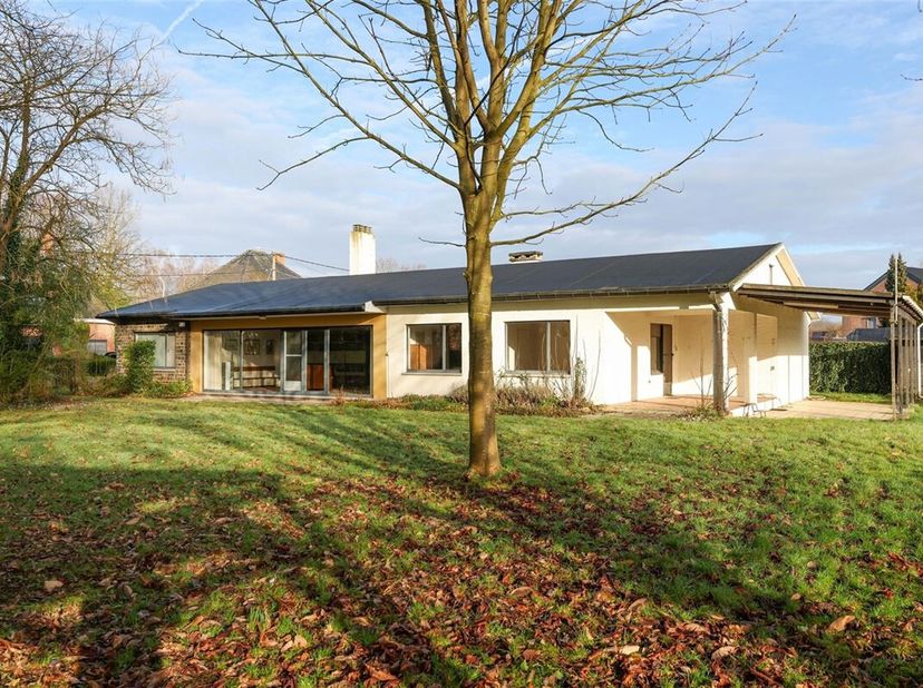 Prachtig gelegen gelijkvloerse woning met 5 slaapkamers op een zonnig perceel van 15a 87ca&lt;br /&gt;
Omgeving:&lt;br /&gt;
+ Rustig gelegen in landelijke omgevi