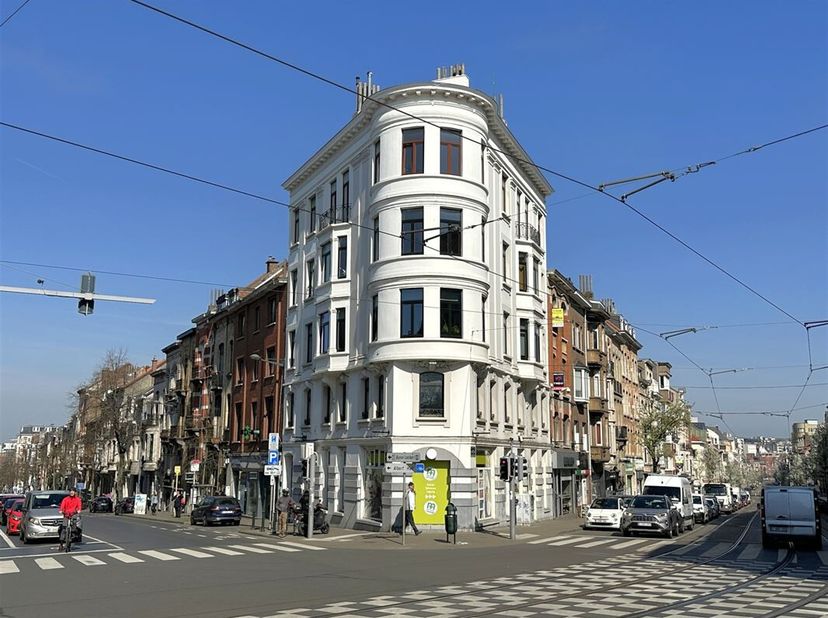 Ideaal gelegen in een dynamische wijk - Op de hoek van de Avenue de la Chasse en de Avenue d&#039;Auderghem met een goede zichtbaarheid - Op de 1e verdiepi