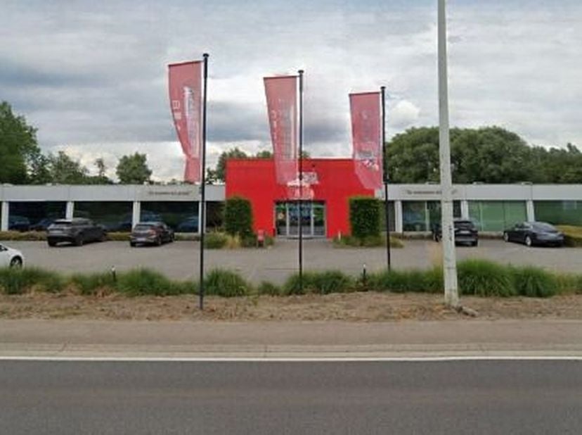 Bent u op zoek naar een inspirerende werkplek met een moderne uitstraling? Of naar een toonzaal met optimale zichtbaarheid? Ontdek dan dit volledig ge