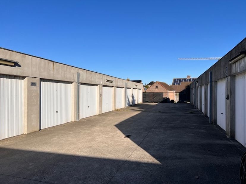Deze ruime afgesloten garagebox met automatische poort is gelegen op de Brugsesteenweg, achter huisnummer 61.&lt;br /&gt;
Afmetingen: lengte 4.90m  - breedt