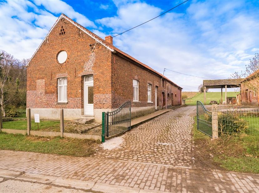 Ontdek deze unieke eigendom gelegen in het pittoreske Bekkevoort, omgeven door glooiende, landelijke uitzichten, op een perceel van ca. 1.440m². Bekke
