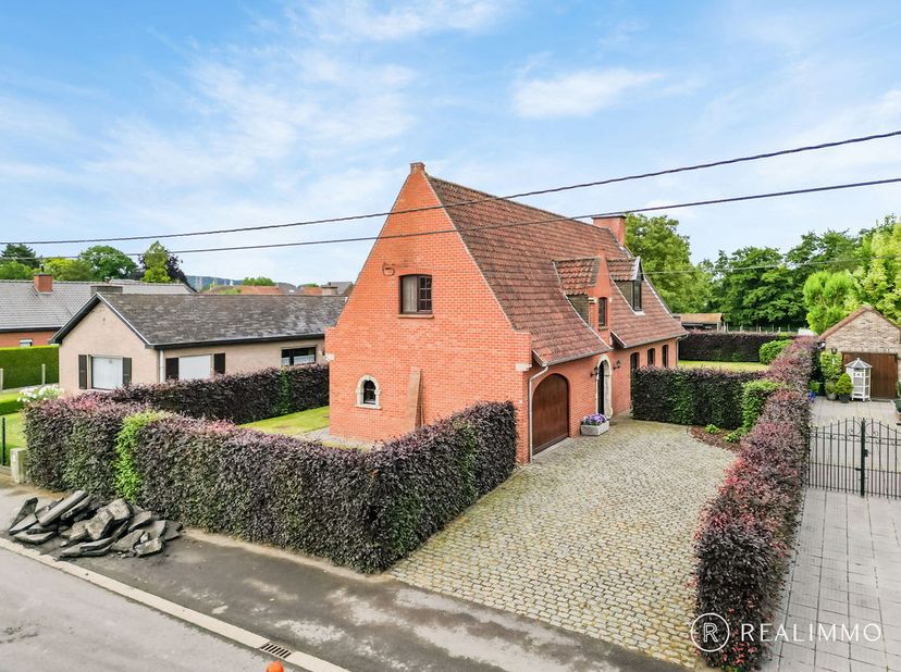 Op zoek naar ruimte, charme en rust? Deze prachtig onderhouden woning in Waarmaarde (deelgemeente van Avelgem) ligt in een rustige straat met enkel pl