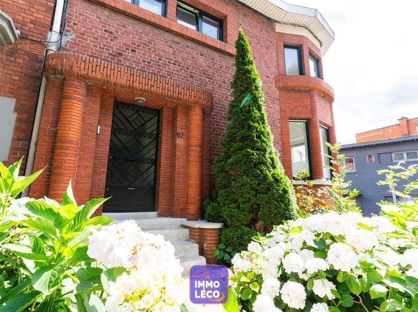 Propriété 3 façades COUP DE COEUR offrant de nombreux atouts, dont cinq chambres, trois salles de bains, un emplacement idéal dans une avenue prisée a