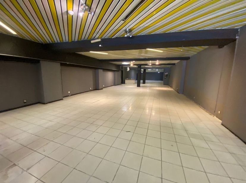 Immeuble de rapport, situé au pied de la Basilique de Bon-Secours, comprenant 3 entités dont une grande surface commerciale de +/- 280 m² avec une rés