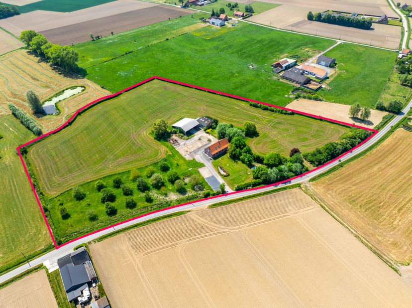 Gerenoveerde landelijke woning te koop in de Zwijnlandstraat 11 te Westvleteren. Deze prachtige woning is rustig gelegen op een unieke locatie tussen