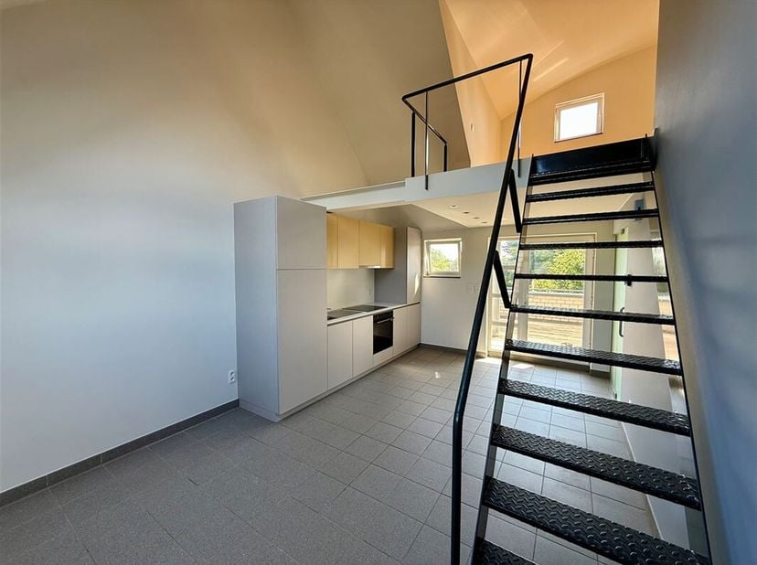 Ce studio moderne en duplex est très bien situé entre le centre d&#039;Edegem et Kontich, avec de bonnes connexions telles que les transports publics et le