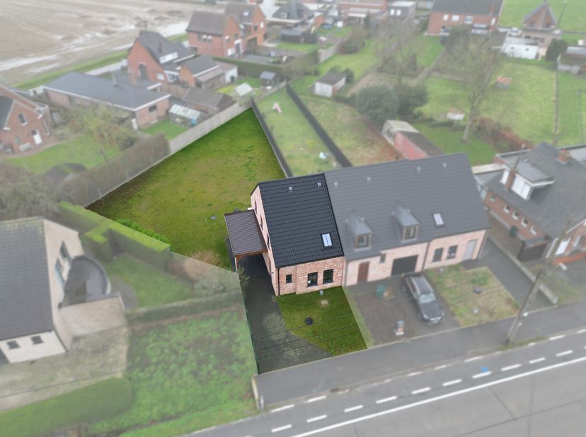 Maison neuve unifamiliale complètement aménagée avec jardin orienté plein sud, 3 chambres spacieuses et équipements modernes.&lt;br /&gt;
En entrant, vous ê