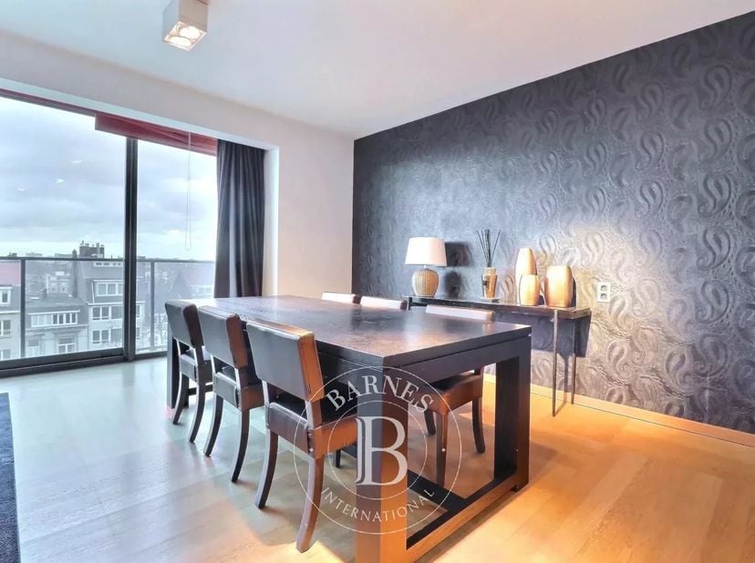 Avenue Louise - Barnes biedt dit lichte gemeubileerde appartement met 2 slaapkamers aan. Het bestaat uit een grote inkomhal met vestiaire en apart toi
